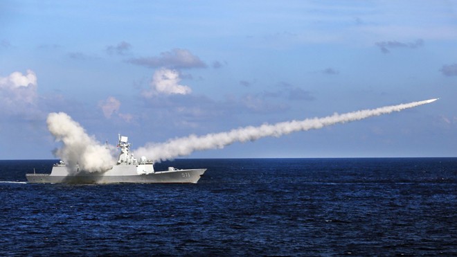 Tàu khu trục Yuncheng của Trung Quốc phóng tên lửa chống tàu trong cuộc tập trận gần đảo Hải Nam và quần đảo Hoàng Sa. Ảnh: Xinhua (đăng ngày 8/7/2016)