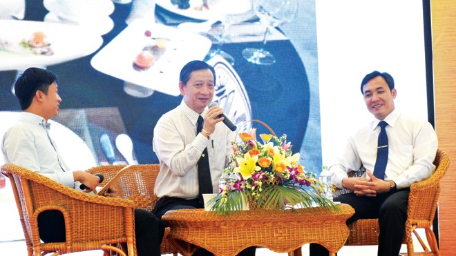 Ông Chiêm Thành Long (giữa) và ông Nguyễn Xuân Hùng (phải) chia sẻ tại chương trình giao lưu.