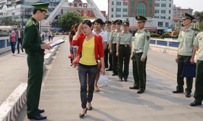 Lực lượng chức năng Việt Nam tiếp nhận các nạn nhân của tội phạm mua bán người.