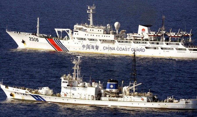 Tàu thuộc hai lực lượng cảnh sát biển Philippines và Trung Quốc đối đầu nhau ở biển Đông. Ảnh: Inquirer