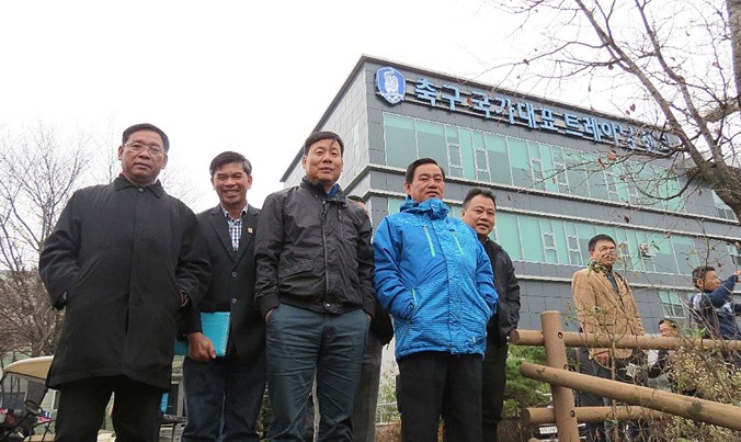 Đại diện các CLB và lãnh đạo VPF trong chuyến đi “học thêm” ở Hàn Quốc. Ảnh: VSI