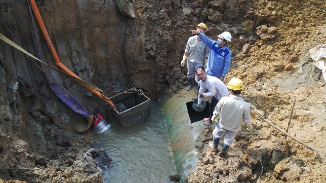 Từ năm 2012 đến nay, đường ống dẫn nước sông Đà - Hà Nội bị vỡ 18 lần. Ảnh: Thanh Hà