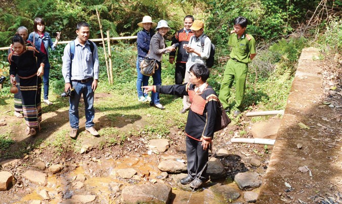 Già làng giới thiệu văn hóa bến nước ở Buôn Trinh, thị xã Buôn Hồ.