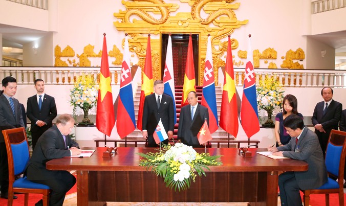 Thủ tướng Nguyễn Xuân Phúc và Thủ tướng Robert Fico chứng kiến lễ ký kế hoạch hợp tác đào tạo cán bộ giữa Viện Năng lượng nguyên tử Việt Nam và Viện Nghiên cứu nhà máy điện hạt nhân Slovakia. Ảnh: TTXVN
