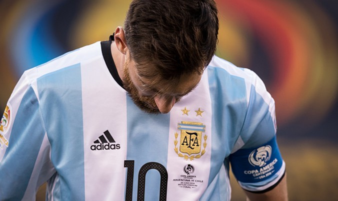 Dù không thành công trong màu áo tuyển Argentina, Messi vẫn tiếp tục gắn bó lâu dài với Barca. Ảnh: GETTY IMAGES