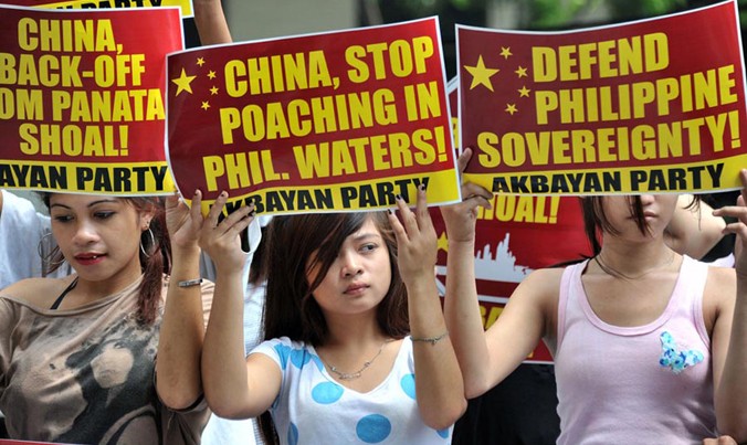 Người dân Philippines yêu cầu Trung Quốc rút khỏi bãi cạn Scarborough, ngừng đánh bắt hải sản trong vùng biển của Philippines. Ảnh: Inquirer