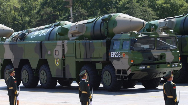 Trung Quốc phô diễn tên lửa đạn đạo chống tàu DF-21D. Ảnh: Defense