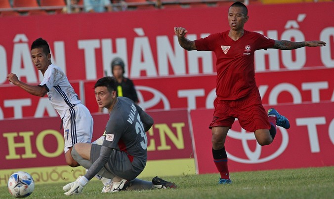 Thanh Hải (trái) ghi bàn ấn định chiến thắng 3-0 cho SHB Đà Nẵng ngay trên sân Lạch Tray. Ảnh: VSI