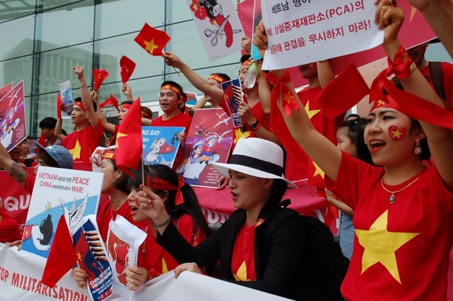 Đoàn người biểu tình hô vang các khẩu hiệu phản đối các hành vi bất hợp pháp của Trung Quốc 
