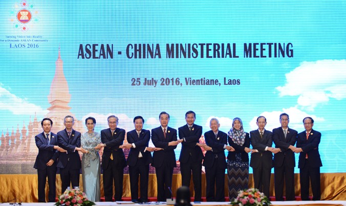Phó Thủ tướng, Bộ trưởng Ngoại giao Phạm Bình Minh (thứ 5, từ trái sang) chụp ảnh chung với các đại biểu tại Hội nghị Bộ trưởng Ngoại giao ASEAN-Trung Quốc. Nguồn: TTXVN