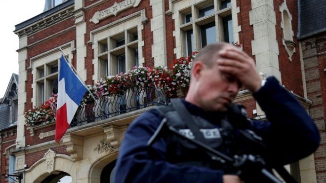 Cảnh sát chống khủng bố đứng trước tòa thị chính Saint-Etienne-du-Rouvray. Ảnh: Christian Today
