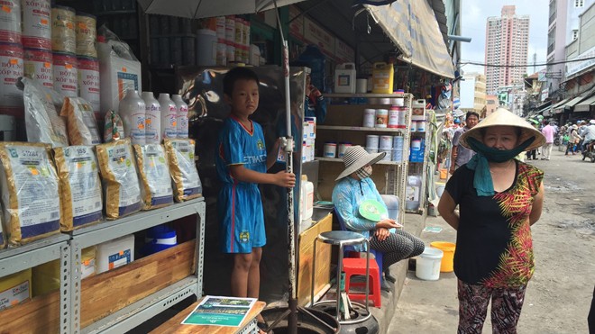 Hóa chất, phụ gia thực phẩm bày bán công khai tại chợ Kim Biên.