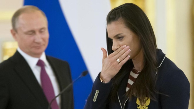 Nhà vô địch Olympic môn nhảy sào Yelena Isinbayeva cố kìm nén cảm xúc khi phát biểu trong cuộc gặp với Tổng thống Putin tại Điện Kremlin. Ảnh: AP