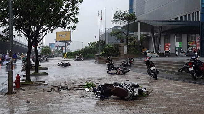 Lốc xoáy mạnh xuất hiện trong cơn bão số 1 tại chân tòa cao ốc Keangnam (Hà Nội) ngày 28/7.