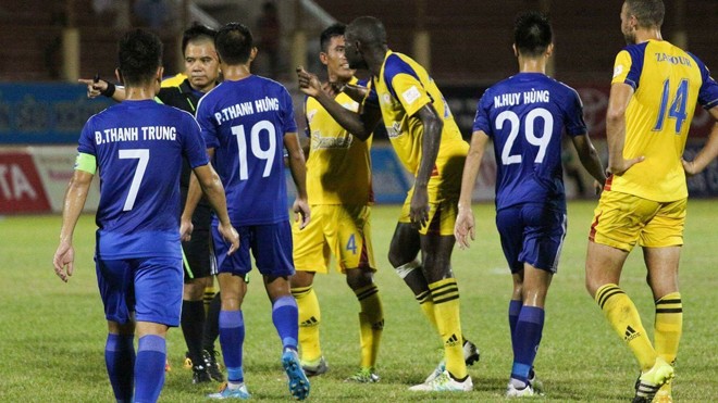 Trọng tài Phùng Đình Dũng từ chối bàn thắng của đội S.Khánh Hoà trong trận gặp Quảng Nam cuối tuần qua. Ảnh: VSI