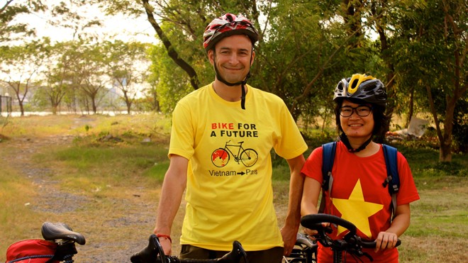 Kim Ngân và Simon cùng nhau đạp xe 16.000km từ Việt Nam đến Paris. Ảnh: Ảnh NVCC