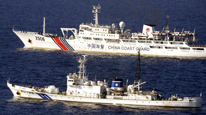 Tàu hải cảnh Trung Quốc và Philippines chạm trán trên biển Đông. Ảnh: Atimes