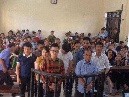 Nguyễn Ngọc Minh (Minh "Sâm", áo xanh) cùng đồng phạm tại phiên tòa sơ thẩm. Ảnh: Người lao động