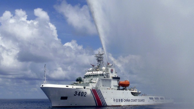 Tàu hải cảnh Trung Quốc phun vòi rồng vào tàu cá Philippines trên biển Đông. Ảnh: The Inquirer