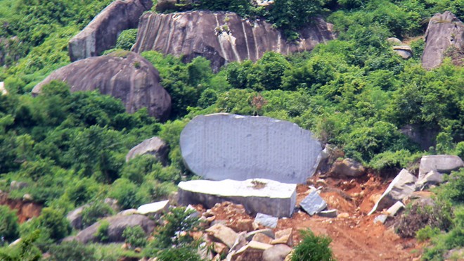 Một tảng đá lớn bị xẻ đôi tại thôn 7 xã Hòa Sơn.