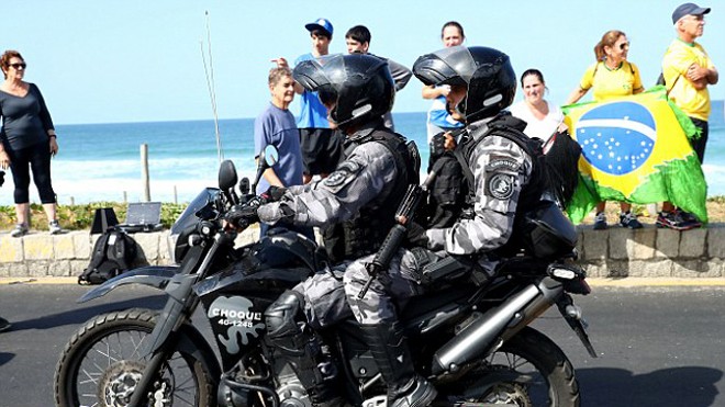 Cảnh sát vũ trang trên đường phố Rio de Janeiro. Ảnh: Getty Images