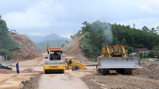 Thi công cao tốc Hạ Long - Vân Đồn, một đoạn tuyến trong toàn tuyến cao tốc Hạ Long - Móng Cái. Ảnh : Hùng Sơn