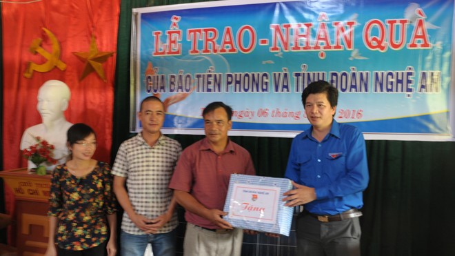 Bí thư Tỉnh Đoàn Nghệ An Nguyễn Đình Hùng (bên phải ngoài cùng) tặng quà thầy giáo Trường THCS Tri Lễ 4.Ảnh: Q.L
