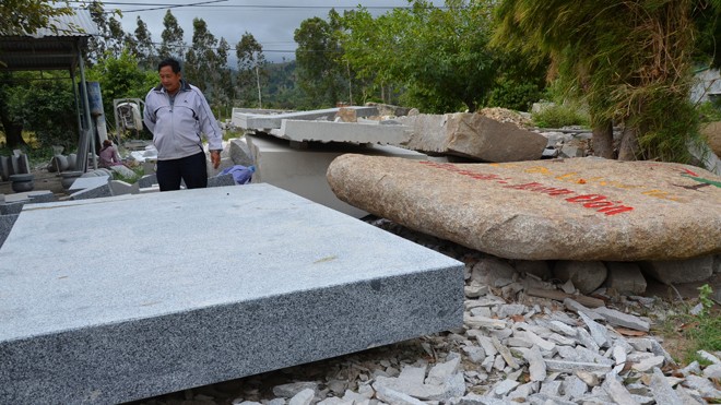 Khách hàng mua đá granit bên QL 27 khai thác từ huyện Krông Bông.