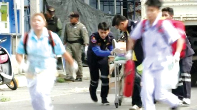 Đưa người bị thương khỏi hiện trường một vụ nổ ở Hua Hin. Ảnh: Getty Images