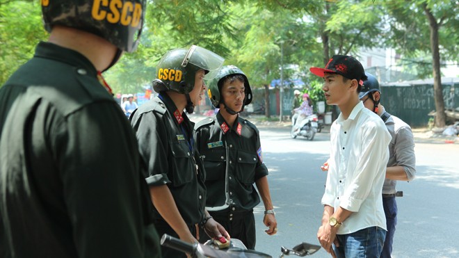 Lực lượng CSCĐ không được phép cắm chốt xử lý vi phạm như CSGT. Ảnh: Nguyễn Hoàn