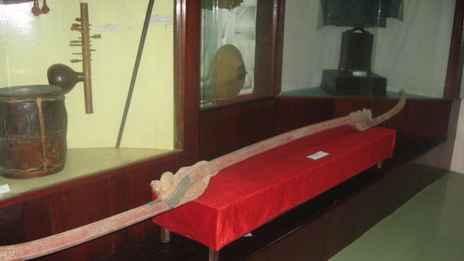 Chiếc đòn khiêng võng của Lê Đại Cang trong Bảo tàng Bình Định.