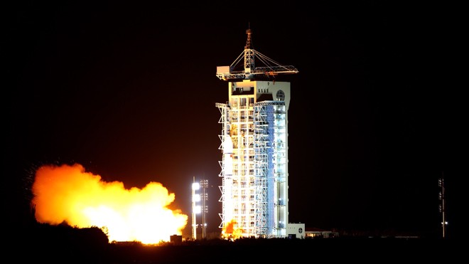 Tên lửa mang vệ tinh lượng tử được phóng lên từ sa mạc Gobi. Ảnh: China Daily