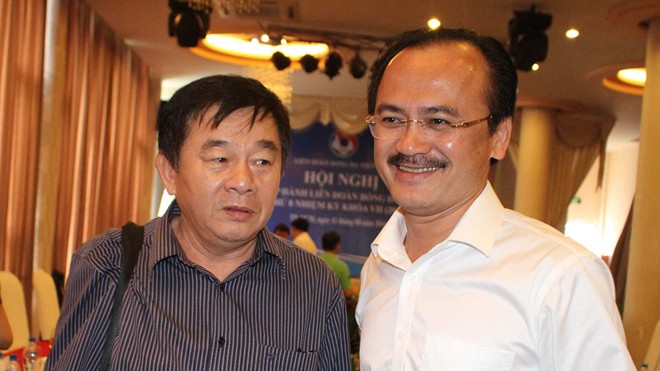 Ông Nguyễn Văn Mùi (trái) được các ủy viên BCH VFF giữ lại vị trí Trưởng ban Trọng tài. ẢNH: VSI