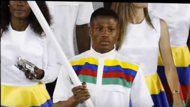 Chỉ vài ngày sau khi cầm cờ cho đoàn TT Namibia ở lễ khai mạc, võ sỹ Jonas Junius đã bị cảnh sát bắt giữ với cáo buộc tấn công tình dục ở làng Olympic. Ảnh: Youtube