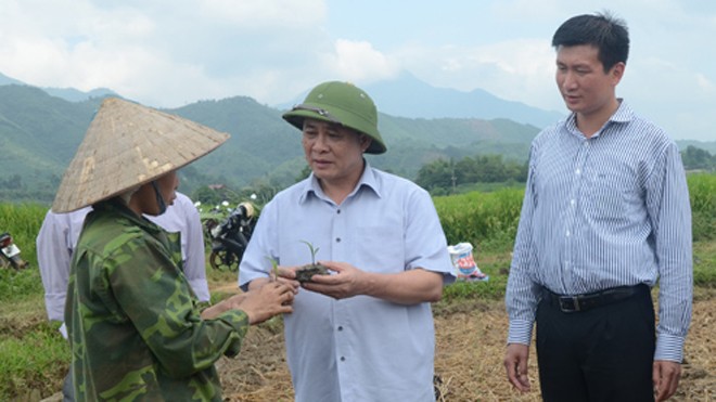 Bí thư tỉnh ủy Phạm Duy Cường (giữa) trao đổi với bà con nông dân. Ảnh: Tùng Duy