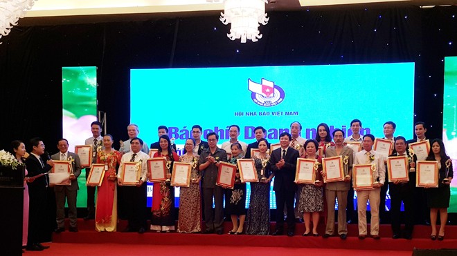 Lãnh đạo Hội Nhà báo Việt Nam trao tặng kỷ niệm chương cho các doanh nhân thành đạt, đóng góp tích cực cho nền kinh tế. Ảnh: Tuấn Nguyễn