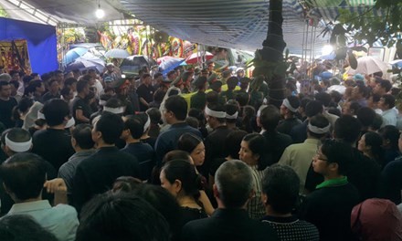 Hàng ngàn người đội mưa viếng tang và đưa tiễn Bí thư Tỉnh ủy Yên Bái.