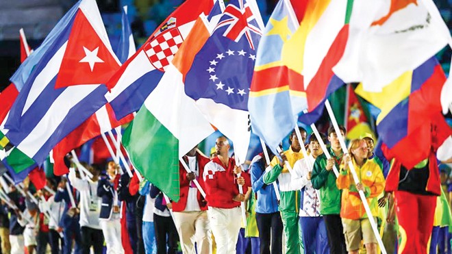 VĐV các nước hòa thành một khối diễu hành trong lễ bế mạc Olympic Rio 2016. Ảnh: Getty Images