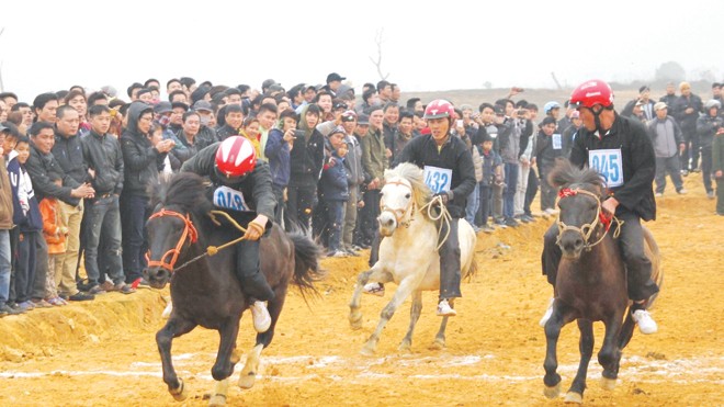 Một cuộc đua ngựa dân tộc Mông tại Đồng Mô, Sơn Tây, Hà Nội. Ảnh: Lê San