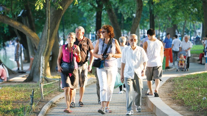Phố đi bộ quanh khu vực hồ Hoàn Kiếm từ 19h thứ sáu đến 24h Chủ nhật hàng tuần, bắt đầu từ ngày 1/9. Ảnh: Như Ý