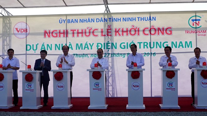 Thủ tướng Nguyễn Xuân Phúc cùng lãnh đạo Văn phòng Chính phủ, Tỉnh ủy và UBND tỉnh Ninh Thuận, Bộ Công Thương… phát lệnh khởi công dự án.