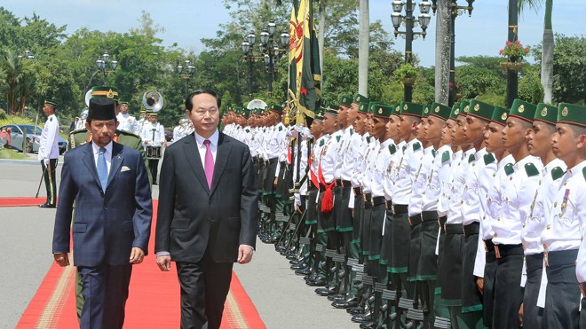 Chủ tịch nước Trần Đại Quang và Quốc vương Haji Hassanal Bolkiah Mu’izzaddin Waddaulah duyệt đội danh dự Quân đội Hoàng gia Brunei sáng 27/8. Ảnh: TTXVN
