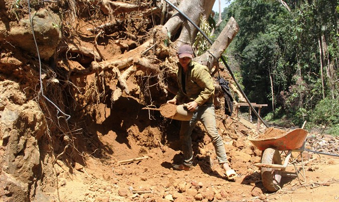 Công nhân đang đào đãi vàng tại khu vực hang đá. Ảnh: Nguyễn Thành