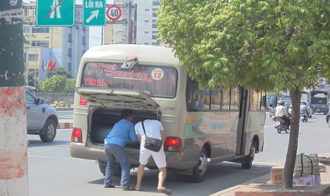 Xe khách trên đường Phạm Hùng (Hà Nội).