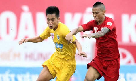 CLB Hải Phòng (phải) gần như “buông xuôi” trong cuộc đua ngôi vô địch V-League. Ảnh: Thể thao Văn hóa