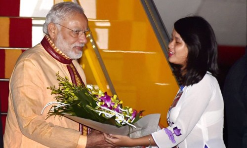 Thủ tướng Ấn Độ Narendra Modi (trái) tại sân bay Nội Bài. Ảnh: Rediff