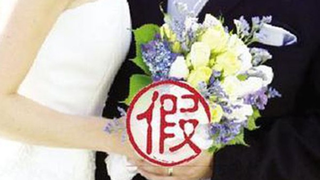 Giả kết hôn để mua nhà đang “nóng” tại Trung Quốc. Chữ Trung Quốc trong ảnh là chữ “giả”.