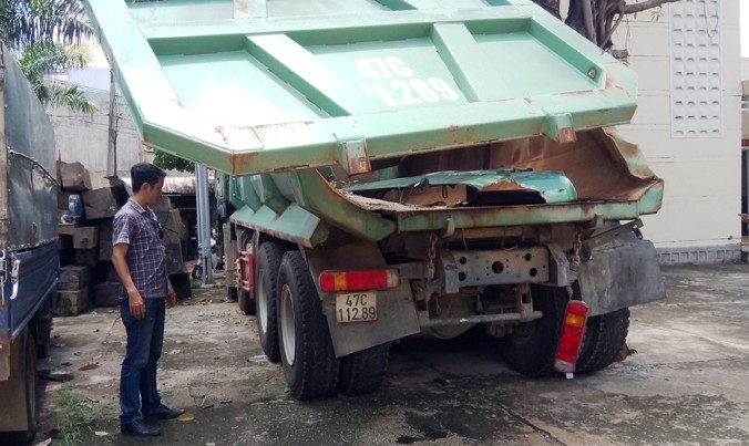 Nhiều thiết bị xe tải gây sập cầu bị giữ tại Công an huyện Ea Kar (Đắk Lắk) đã hoen gỉ.