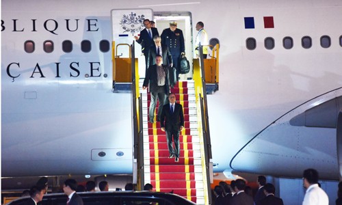 Tổng thống Pháp Francois Hollande bước xuống từ chuyên cơ. Ảnh: Vnexpress