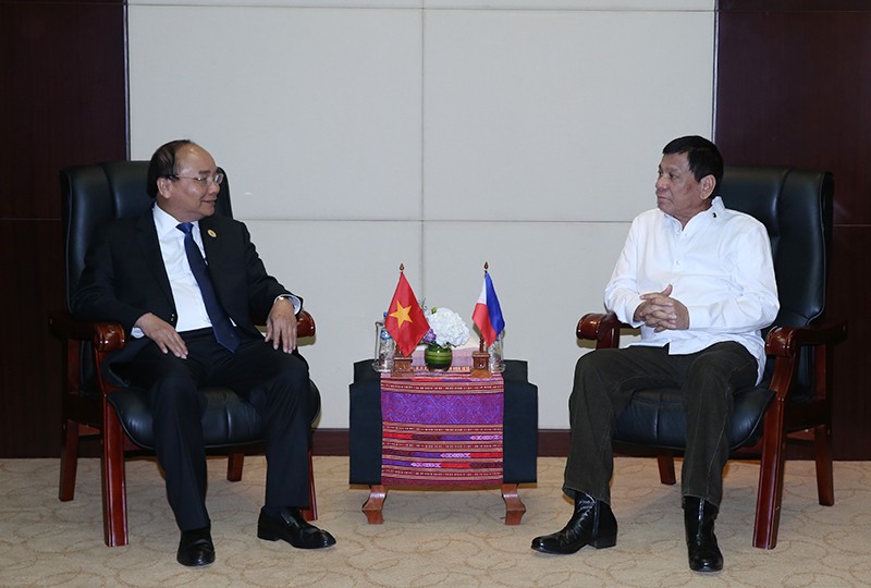 Thủ tướng Nguyễn Xuân Phúc gặp gỡ Tổng thống Philippines Rodrigo Durtete. Ảnh: VGP